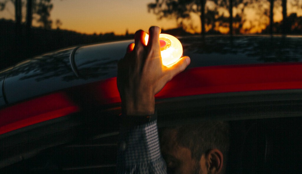 Has comprado la luz V16. Ahora tienes 100 segundos para comprobar que funciona antes de que tu coche salga en las pantallas de la DGT