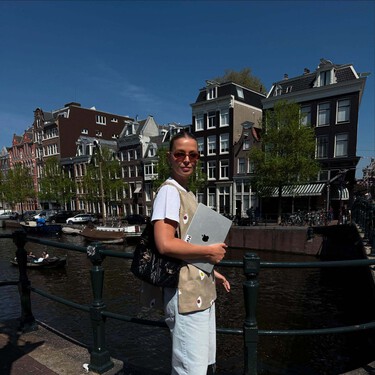 Este bolso color azabache que completará los looks de lunes a domingo y está rebajado en Bimba y Lola