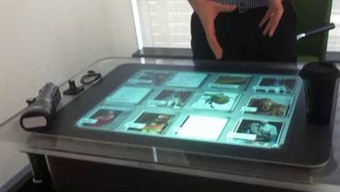 Leer el períodico digital desayunando... ¿Serán así las mesas de cocina del futuro?