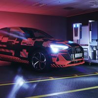 Audi trabaja en la carga bidireccional: quiere que la batería del SUV eléctrico e-tron abastezca un hogar durante una semana