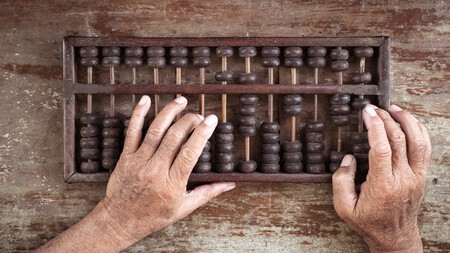 Ábaco de madeira | Adobe Stock, Akemaster