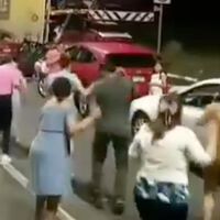 En Michoacán encontraron la solución al aburrimiento en el tráfico, tras horas parados: bajar de sus autos y Payaso de Rodeo