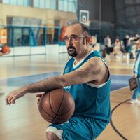Mañana vuelve a Netflix una de sus mejores series españolas con una última temporada que es una maravilla de humor negrísimo