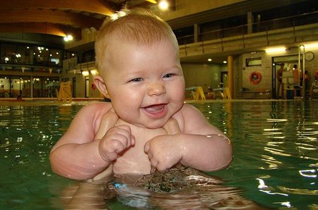 La foto de tu bebé: Aafke en la piscina