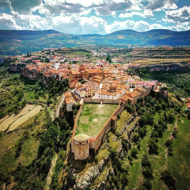 El pueblo aragonés que parece sacado de un cuadro medieval y es uno de los más bonitos de es España