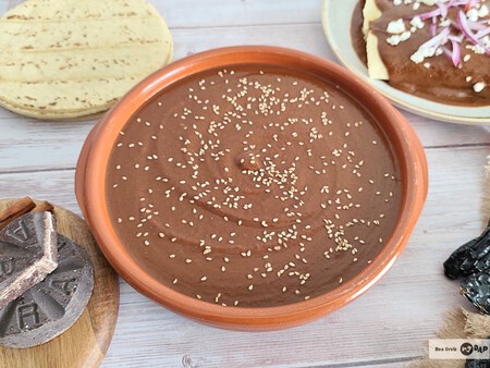 Mole poblano, receta de una de las más famosas salsas mexicanas, que merece su tiempo