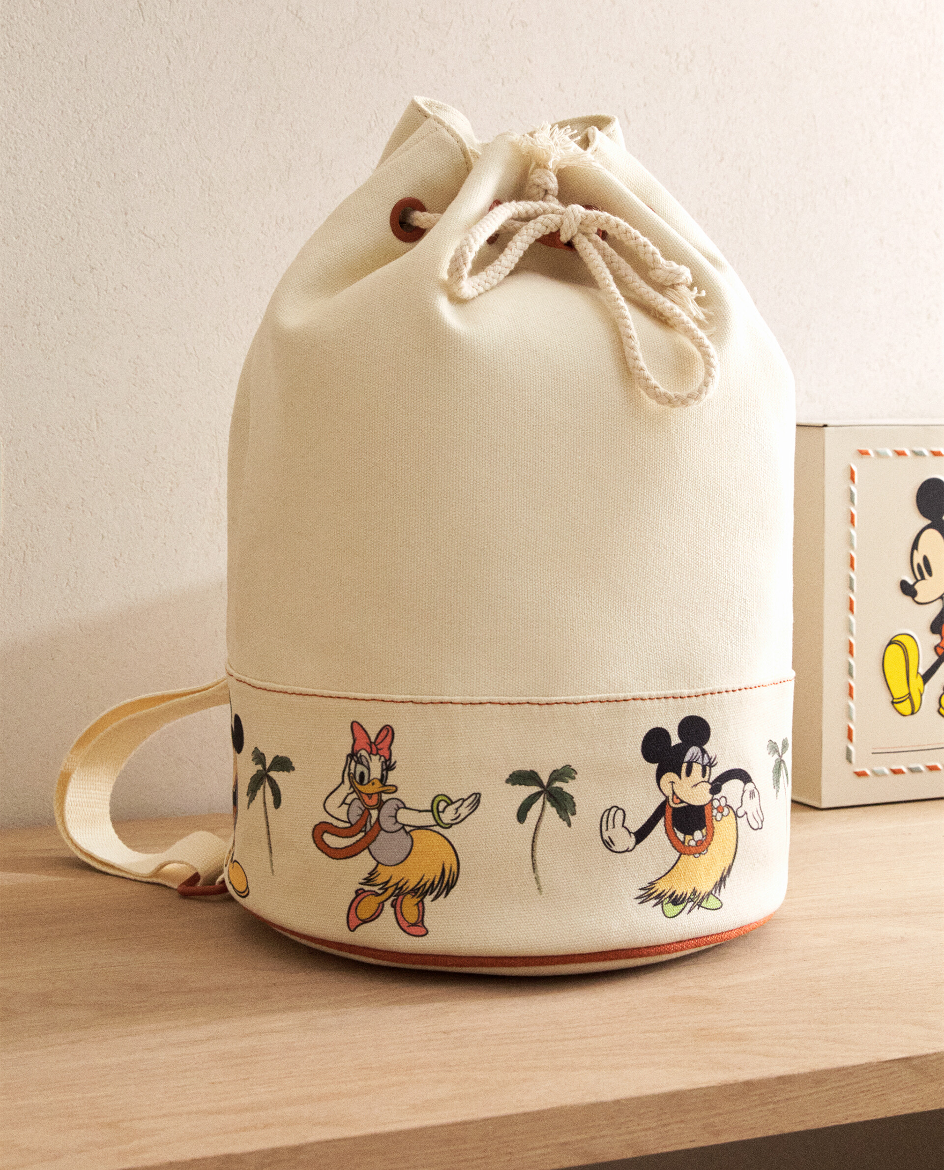 Mochila con estampado de personajes Mickey Mouse Disney. Tiene cierre con lazo y dos asas ajustables para su agarre en la espalda.