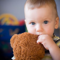 ¿Por qué muerde mi hijo y qué puedo hacer frente a ello?