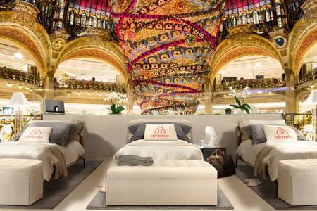 Vuela a París, duerme gratis en las Galerías Lafayette y compra antes que nadie en las rebajas