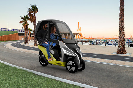 Tres ruedas, un techo y 150 km de autonomía eléctrica. Así es el Torrot Velocípedo