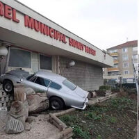 Huye de un control de la policía y se estrella al volante de un Aston Martin DB6 de casi 400.000 euros