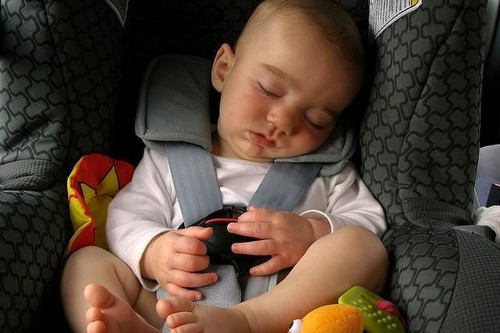 Un niño de 10 años crea un dispositivo para evitar la muerte de los bebés que se queden encerrados en el coche