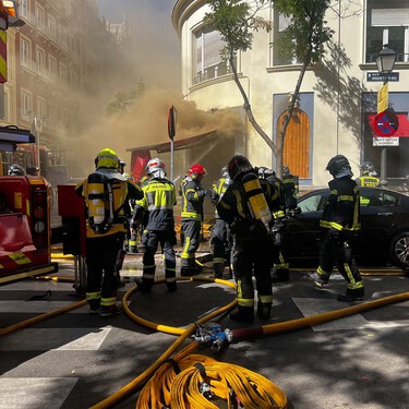 Un incendio en un restaurante de Chamberí deja nueve bomberos heridos, dos graves, al sofocar las llamas 