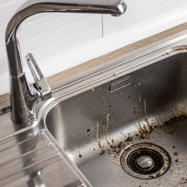 Quita lo percudido del fregadero con una mezcla casera que lleva aceite: así lo dejas reluciente