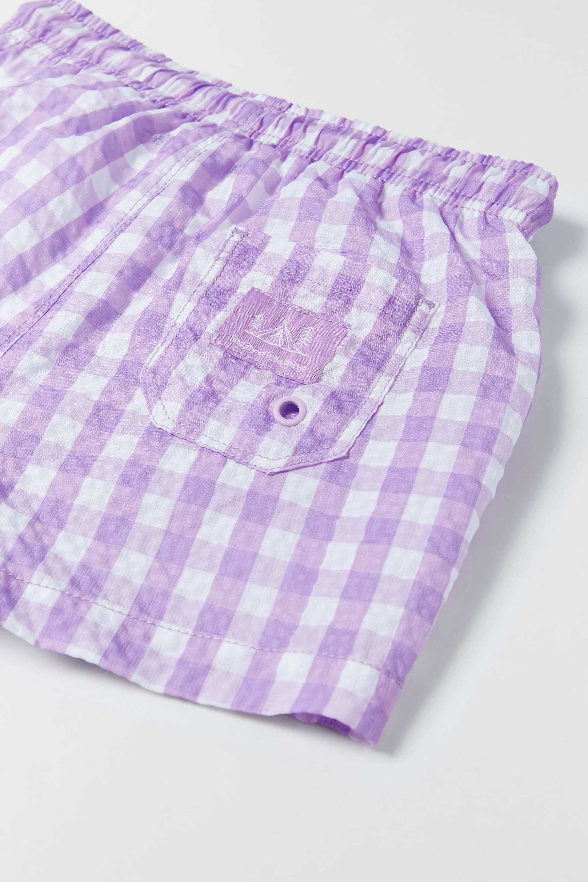 Bermuda de baño con cinturilla elástica y cordones ajustables frontal. Bolsillo tipo plastrón en espalda con aplique etiqueta.