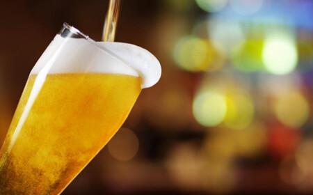 ¿Cómo es mejor tomar una cerveza: en botella, de barril o lata?
