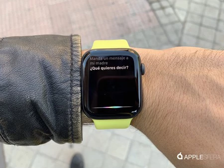 iPhone が近くになくても、Siri を使用して連絡先にメッセージを送信できます。 AirPods を使用すると、手首を持ち上げる必要さえありません。