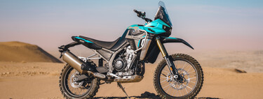 La rival china de la Yamaha Ténéré 700 ya tiene precio en España. Vale poco menos, pero tiene una gran diferencia: tiene casi 100 CV 
