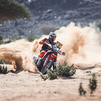 Kevin Benavides le devuelve el liderato a Honda en el Dakar, con Toby Price al acecho en la quinta etapa