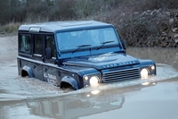 Land Rover Defender Eléctrico, un curioso prototipo que vadea ríos camino de Ginebra