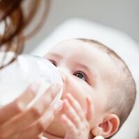 La temperatura del biberón: cuál es la correcta y cómo calentarlo de forma segura