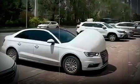 Coche con el capó hinchado en China en plena ola de calor