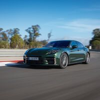Probamos el nuevo Porsche Panamera: la súper berlina con una suspensión 'mágica' que me compraría para viajar rápido