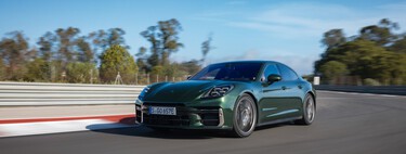 Probamos el nuevo Porsche Panamera: la súper berlina con una suspensión 'mágica' que me compraría para viajar rápido