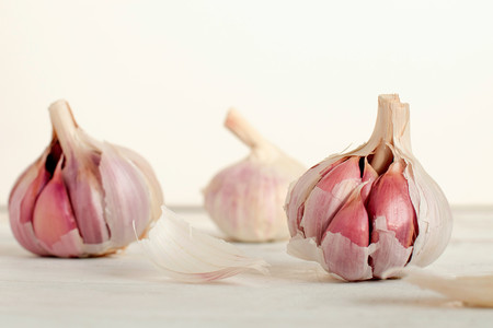 El truco definitivo para que el ajo no pique ni repita, pero conserve todo su aroma y sabor (y no es quitar el germen)
