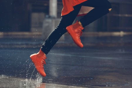 Bajo la lluvia. Sobre los charcos. Con la nueva Chuck Taylor All Star...