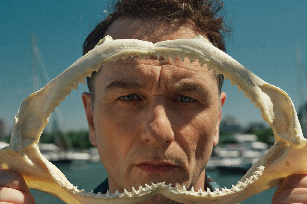 Mathew Rhys se marca un doblete histórico en los Emmy 2026 con su galardón por ‘La maldición de Widow’s Bay’