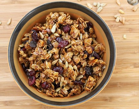 Granola casera con avena, pepitas, frutos secos y miel. Receta fácil para cualquier ocasión