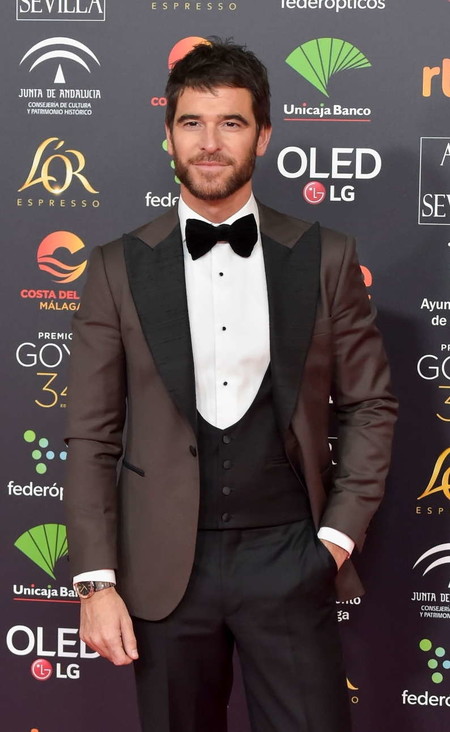 Alfonso Bassave se decanta por un tono marrón para su look en los Premios Goya 2020