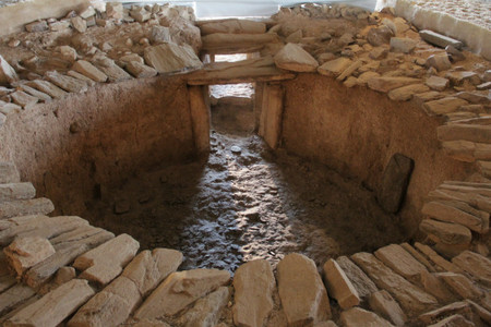 Visita al sepulcro del calcolítico de Huerta Montero 