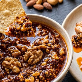 Con solo una lata de chipotles prepara esta salsa con nuez, estilo macha: ideal para botanas, pollo y lista en solo 5 minutos 