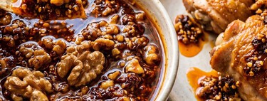 Con solo una lata de chipotles prepara esta salsa con nuez, estilo macha: ideal para botanas, pollo y lista en solo 5 minutos 