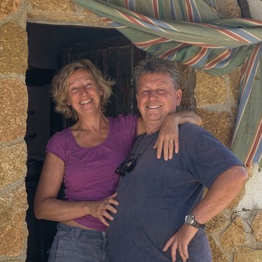 Una pareja de jubilados ingleses busca voluntarios para alojarse gratis en su granja de Sierra Nevada: solo piden echar una mano con el huerto y la jardinería