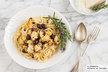 Espaguetis con coliflor picante y olivas negras: receta de pasta fácil