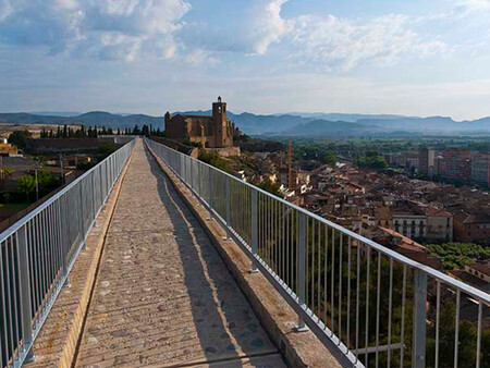 Vista De La Iglesia De Santa Maria Desde La Muralla De Balaguer