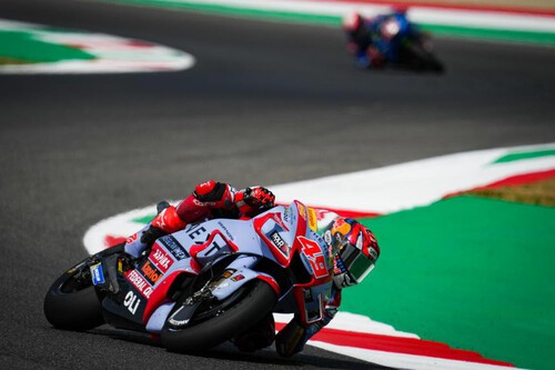 MotoGP está loca: Fabio Di Giannantonio le quita la pole a Marco Bezzecchi y la moto de Marc Márquez arde