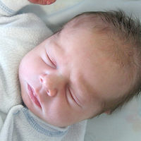 ¿Qué hago? Mi bebé hace ruiditos durmiendo y parece estar agitado