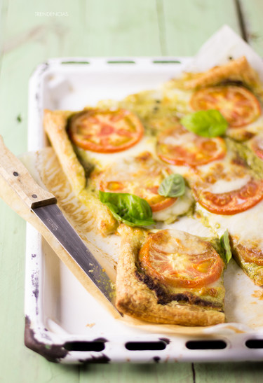 Tarta caprese con pesto. Receta para los que no se conforman con simplemente una ensalada