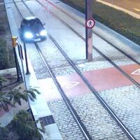 El vídeo de la surrealista pillada en Málaga: circula por las vías del metro triplicando la tasa de alcohol y revienta tres ruedas