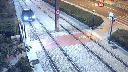El vídeo de la surrealista pillada en Málaga: circula por las vías del metro triplicando la tasa de alcohol y revienta tres ruedas