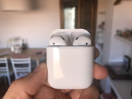El éxito de los AirPods persiste: Google indica un 500% más de interés en ellos respecto a 2017