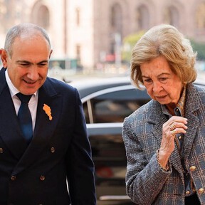 Frutas tradicionales y ramos de flores impares: la reina doña Sofía recibe la hospitalidad de Armenia en un viaje privado al país 