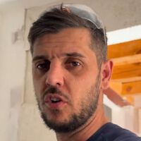 Santiago, fontanero: "Me pagaron 1.588 euros en un día por todas las tuberías viejas de una reforma. Merece la pena" 