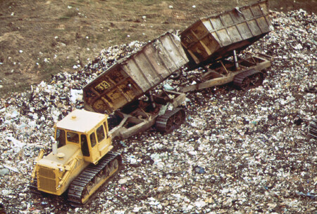 Trator D7 com dois reboques Athey descarregando no aterro sanitário