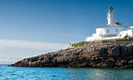 Mirando al horizonte, el Faro de Cullera