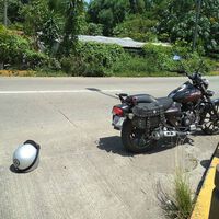 Un trapo amarillo colgado de la moto. El gesto motero que hasta los no motoristas deben conocer y que puede salvar vidas 